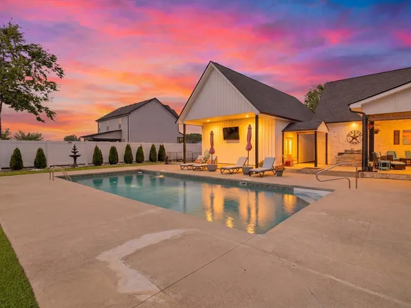 348 Ellington Dr, Clarksville, TN 37043