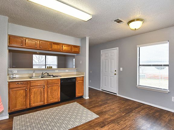 4th image of 701 S Lynn St #714P