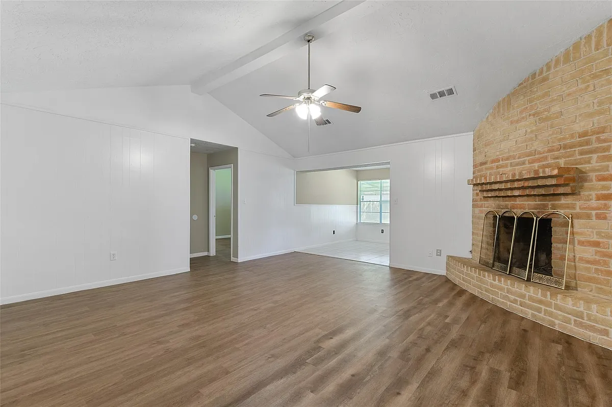 Photo 2 of 15 - 10427 Huntington Place Dr - Houston, TX Building Photo - 10427 Huntington Place Dr