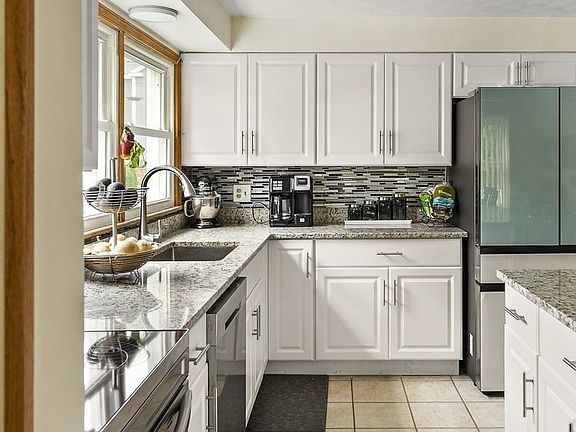 2nd image of 156 Commonwealth Ave