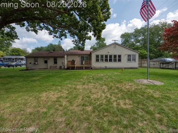 3519 Woodland Dr, Highland, MI 48356