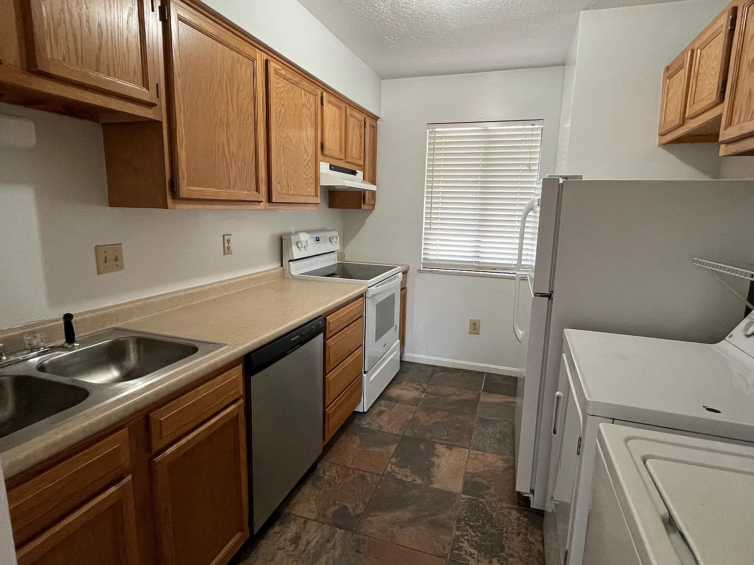 2 bed, 1.5 bath, 900 sqft, $950 — Photo 1