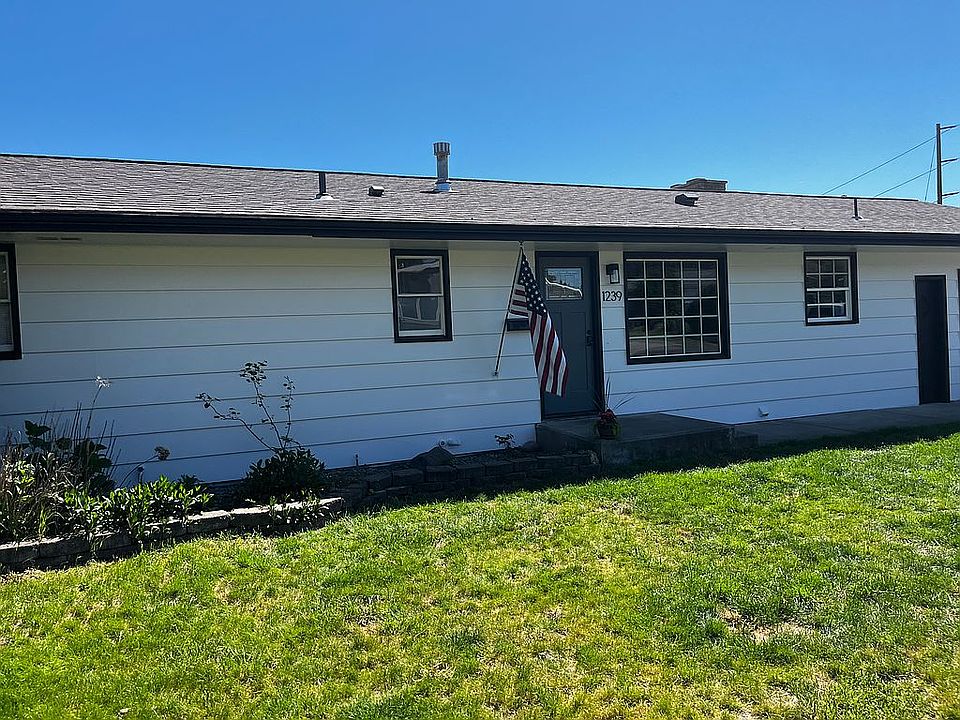 1st image of 1239 SE Dewey Dr