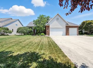 8405 Indian Lake Dr, Findlay, OH