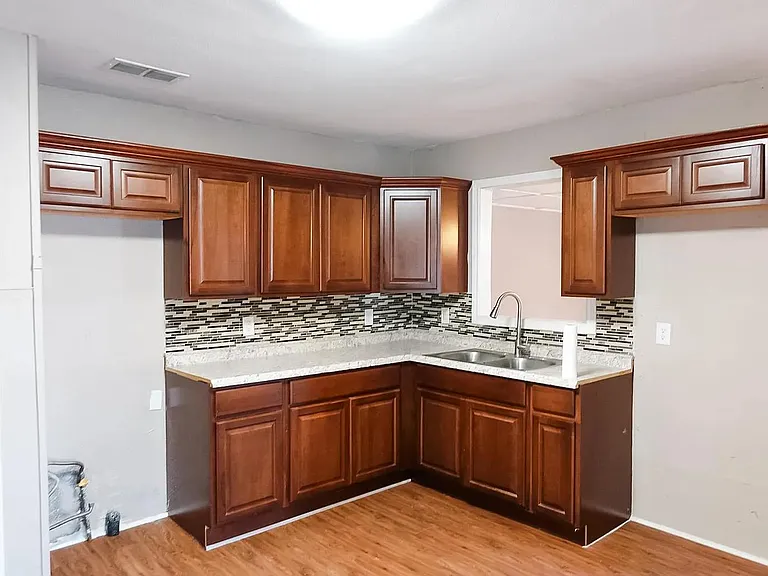 1129 E Doddridge Ave — Photo 6