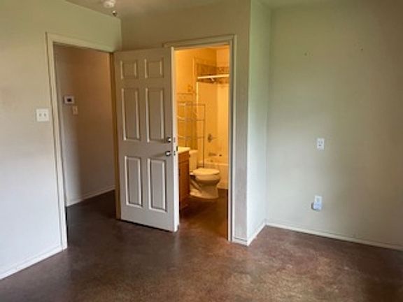 5th image of 906 E Hook St