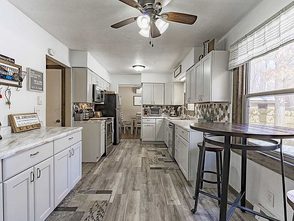 Eat-in Kitchen with Coffee Bar