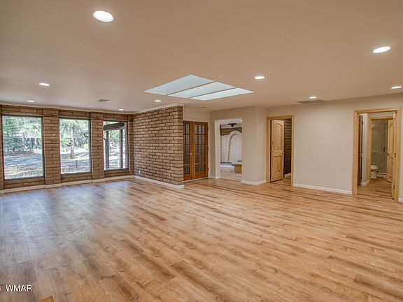 4th image of 576 S Evergreen Dr