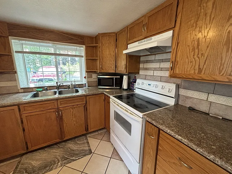 2895 Willow St — Photo 3