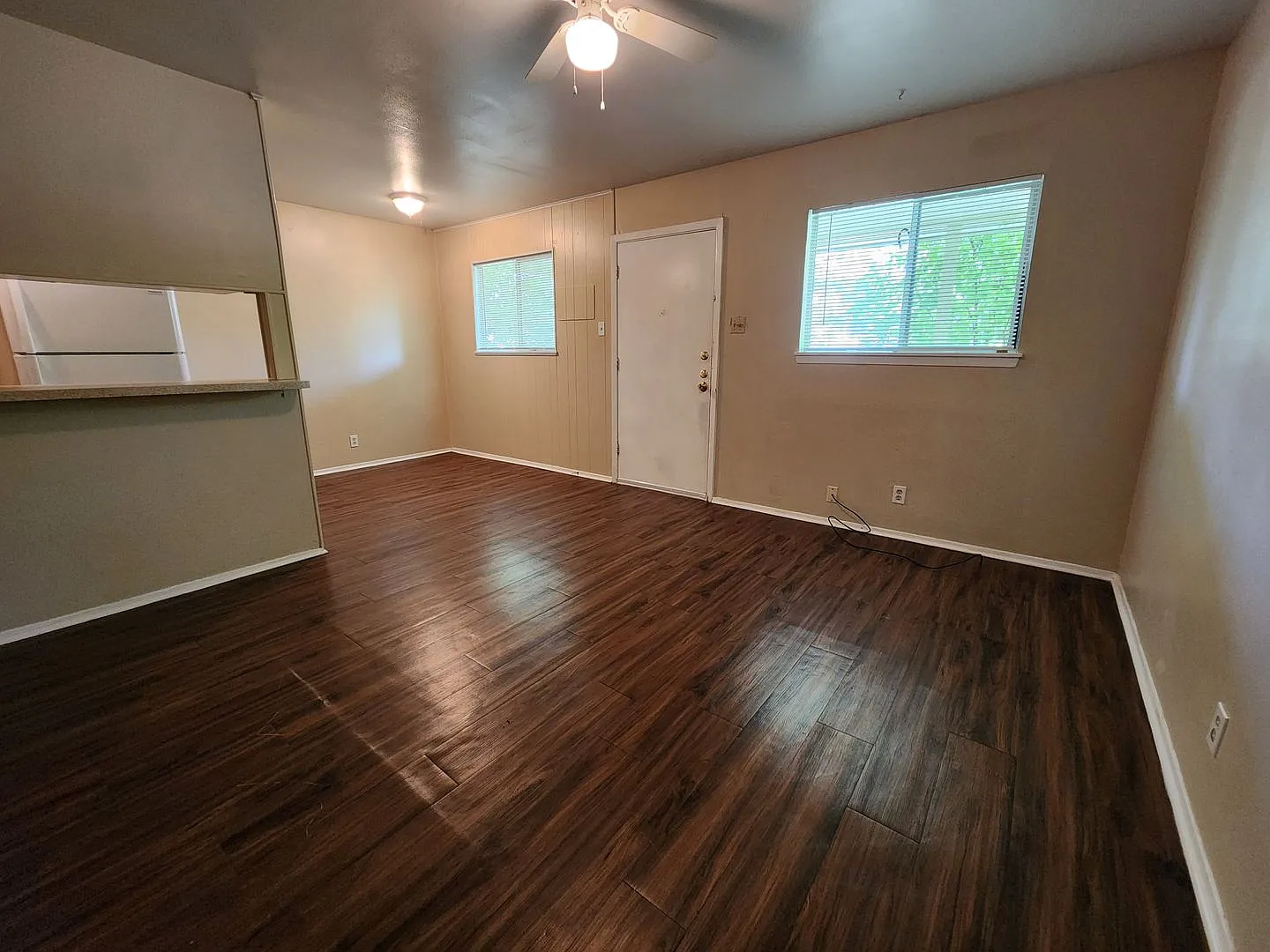 1/1 Triplex with easy access to IH 35 for Commuters! Fridge Included / NO Carpet! — Photo 2