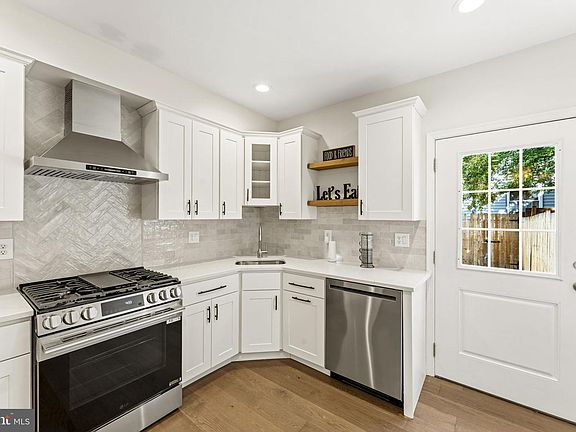 3rd image of 8 W Fort Ave