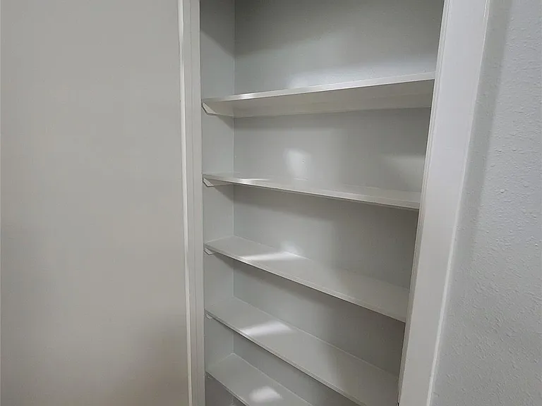 7055 N Holiday Dr — Photo 10