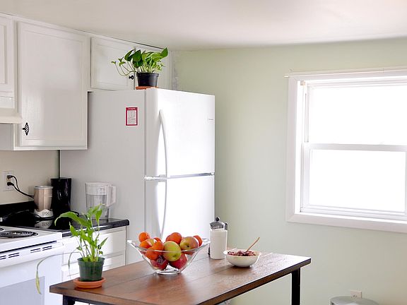 Large eat-in kitchen with dining table and dishwasher