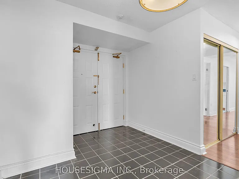 7 Picton St #601 — Photo 3