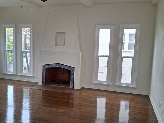 Livingroom with Fireplace