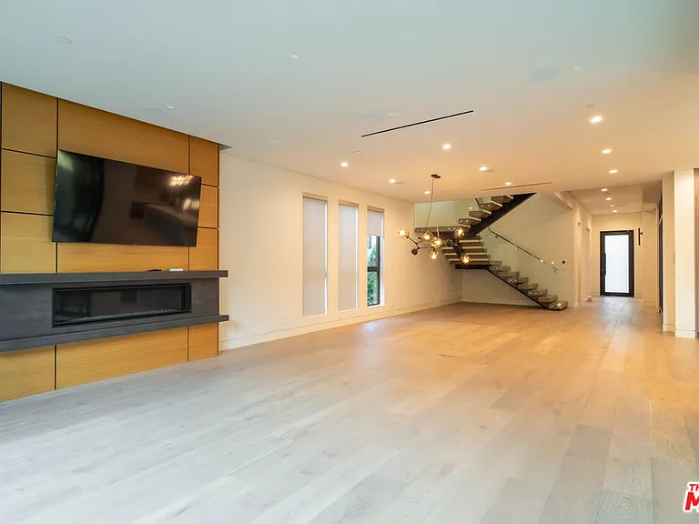 829 N Ogden Dr — Photo 8