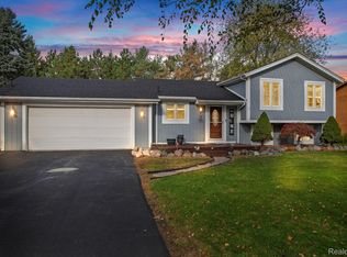 660 W Wise Rd, Commerce Township, MI 48382