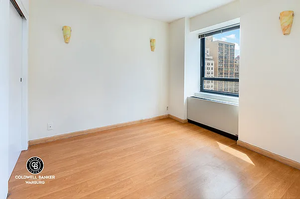 Rented by Coldwell Banker Warburg | media 12