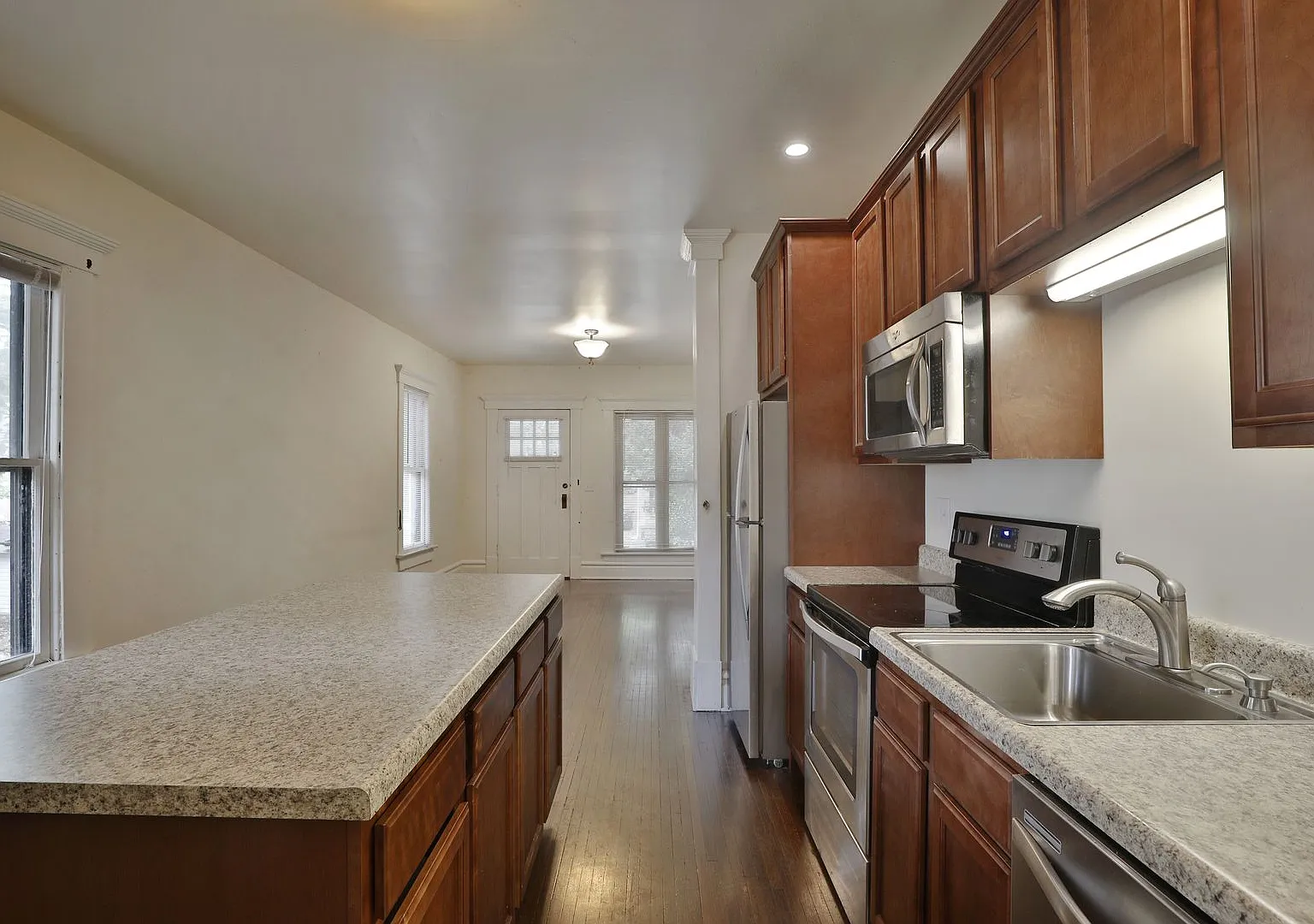 Newly Renovated North Campus - 3 Bedroom 2 Full Bathrooms — Photo 2