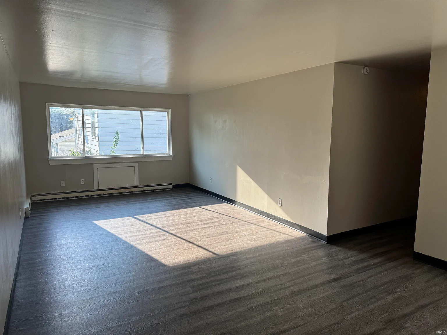 3 bed, 1.0 bath, 915 sqft, $1,195 — Photo 3