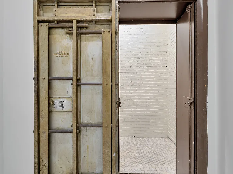 The Exchange Building — Photo 8