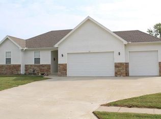 313 S Whilshire Dr, Tonganoxie, KS 66086