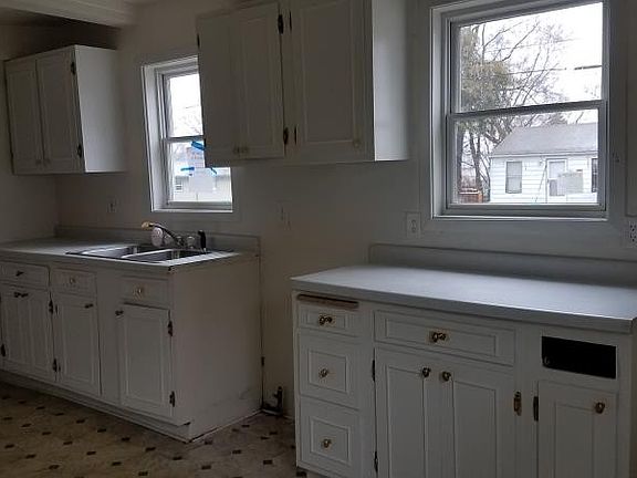 3rd image of 3339 Gladstone Ave