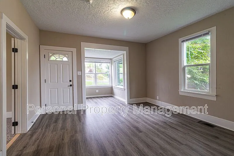 4 bed, 2.0 bath, 2404 sqft, $2,695 — Photo 3