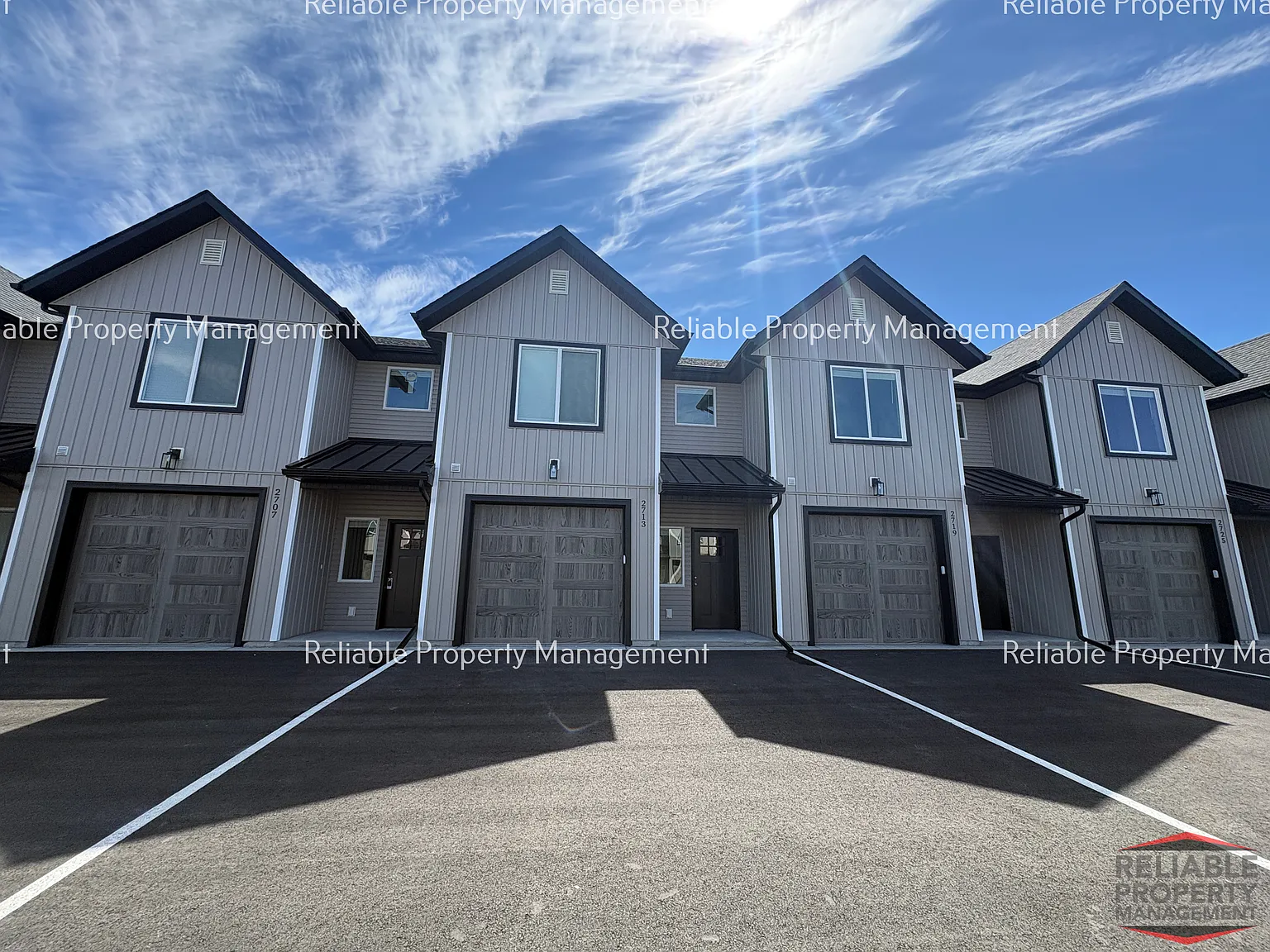 3 bed, 2.5 bath, 1417 sqft, $1,695 — Photo 1