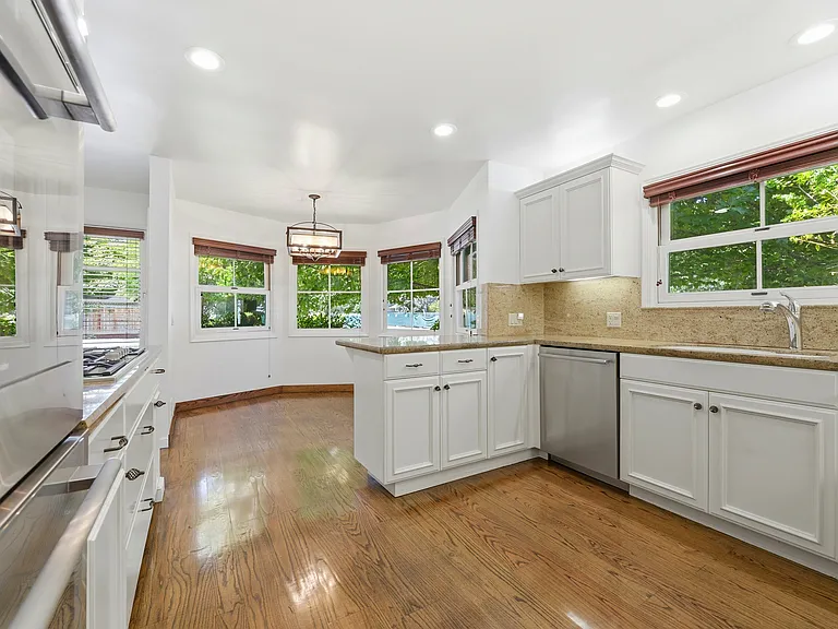 1825 White Oak Dr — Photo 9
