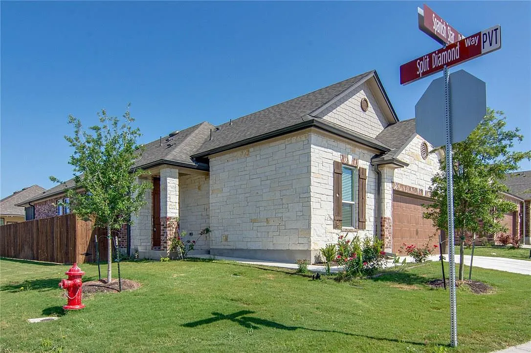 4 bed, 2.0 bath, 1892 sqft, $2,200 — Photo 3