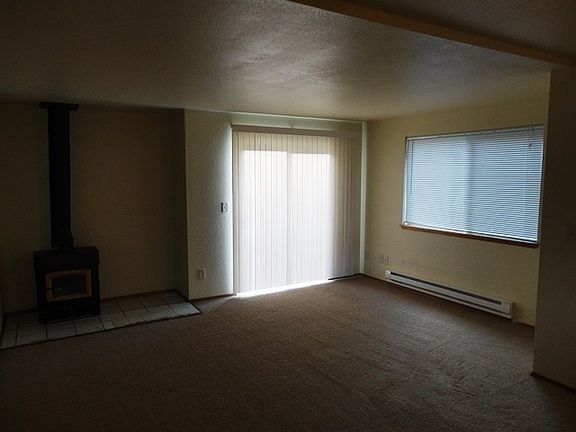 3rd image of 15731 Admiralty Way APT D