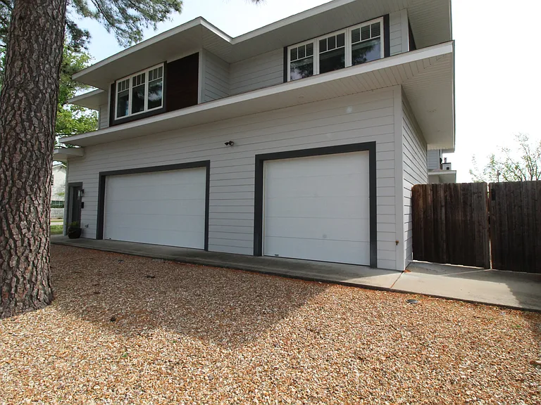 400 SW E St — Photo 14