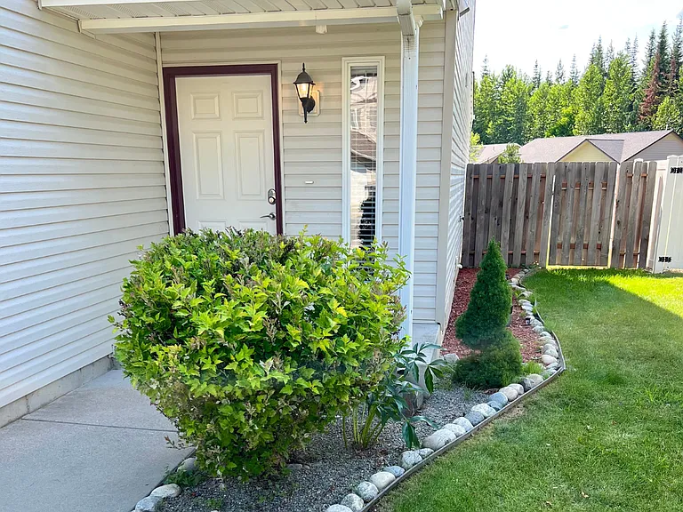 1217 Forsythia Ave — Photo 2
