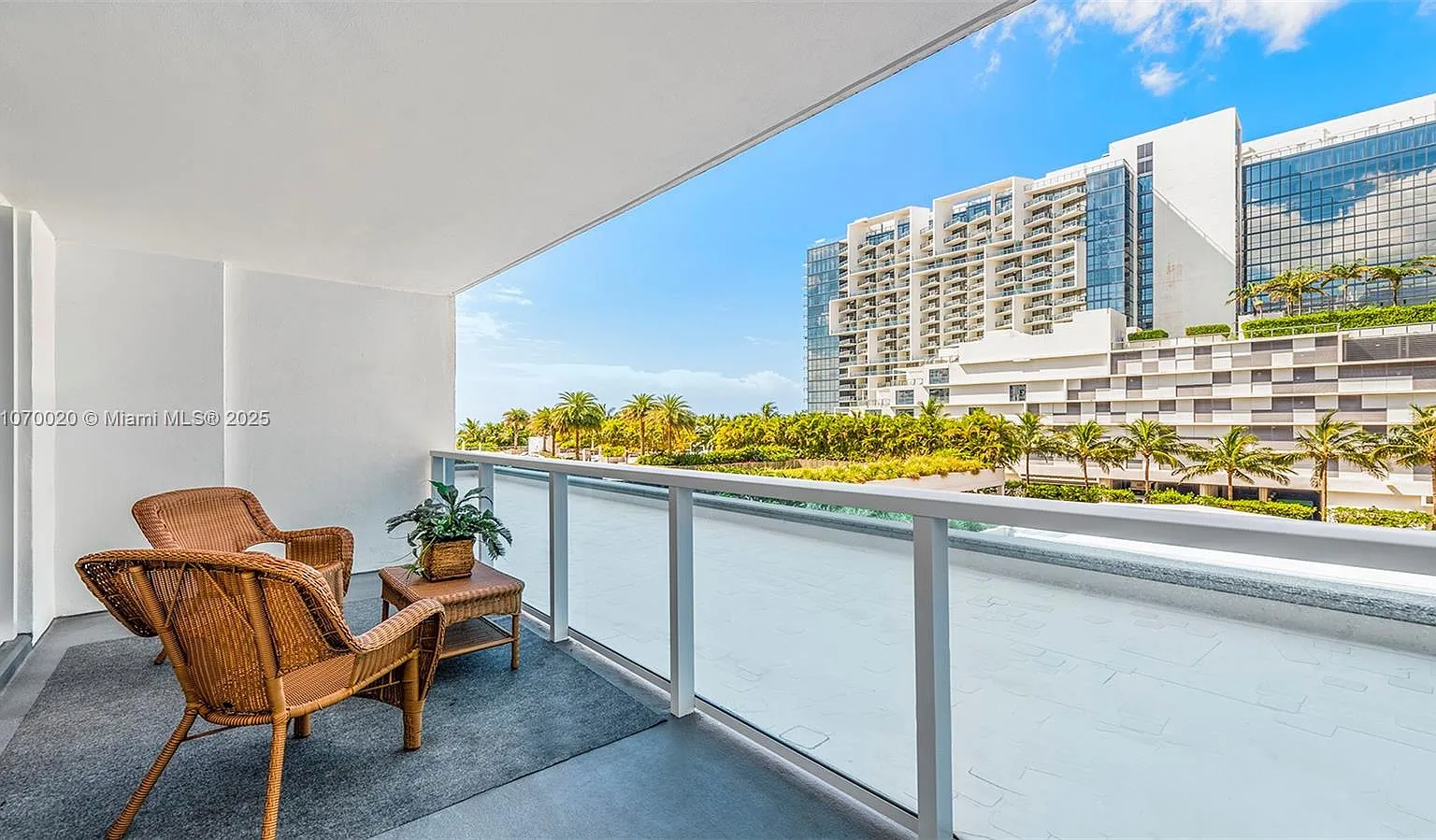 Roney Palace Condo — Photo 2