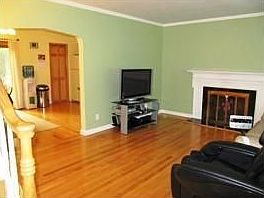 4th image of 891 Bryant Ave