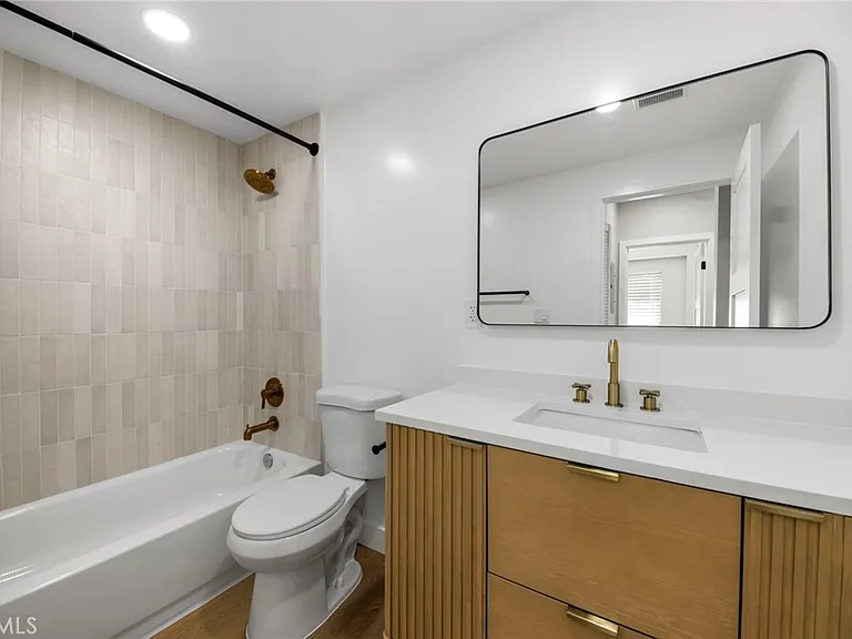 1107 E 3rd #9 — Photo 12