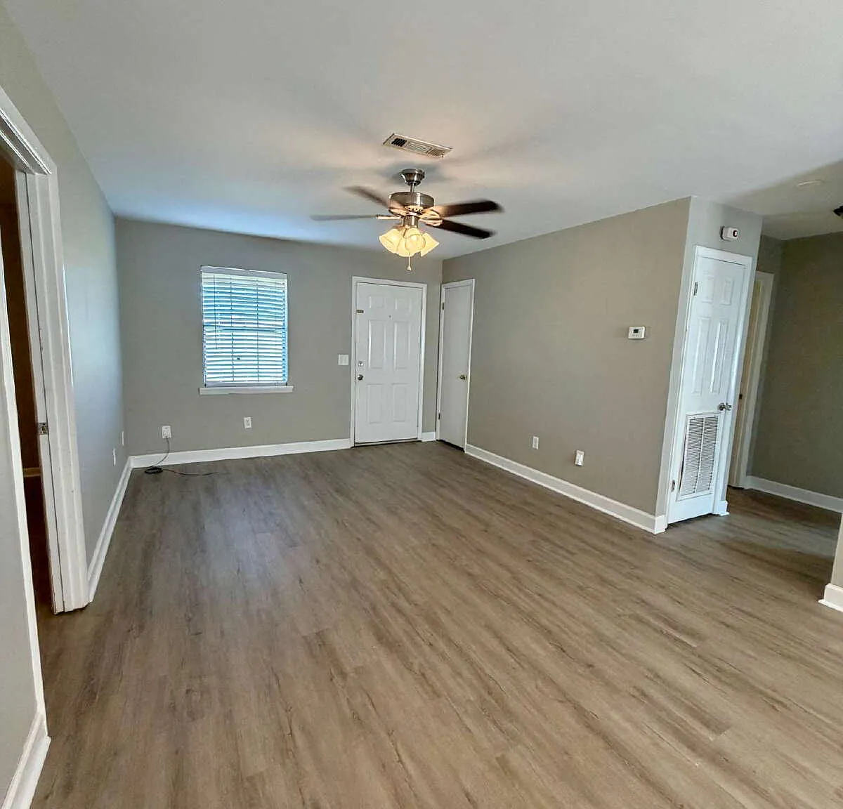 3 bed, 2.0 bath, 1107 sqft, $1,400 — Photo 3