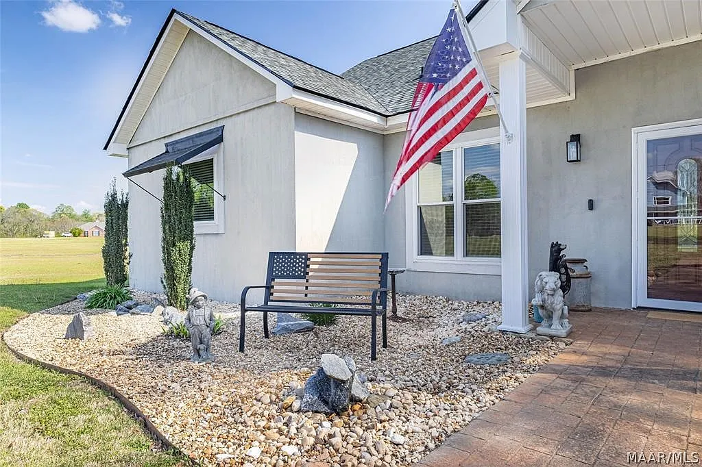 4 bed, 2.0 bath, 3148 sqft, $2,400 — Photo 2