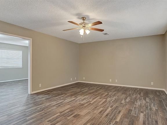 5th image of 101 Debbie St