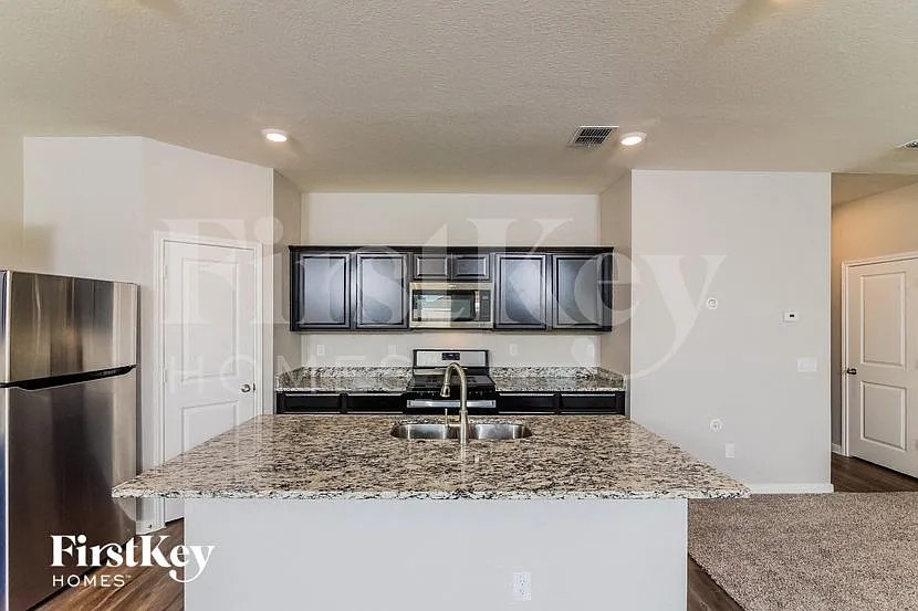 4 bed, 3.0 bath, 2258 sqft, $1,840 — Photo 4