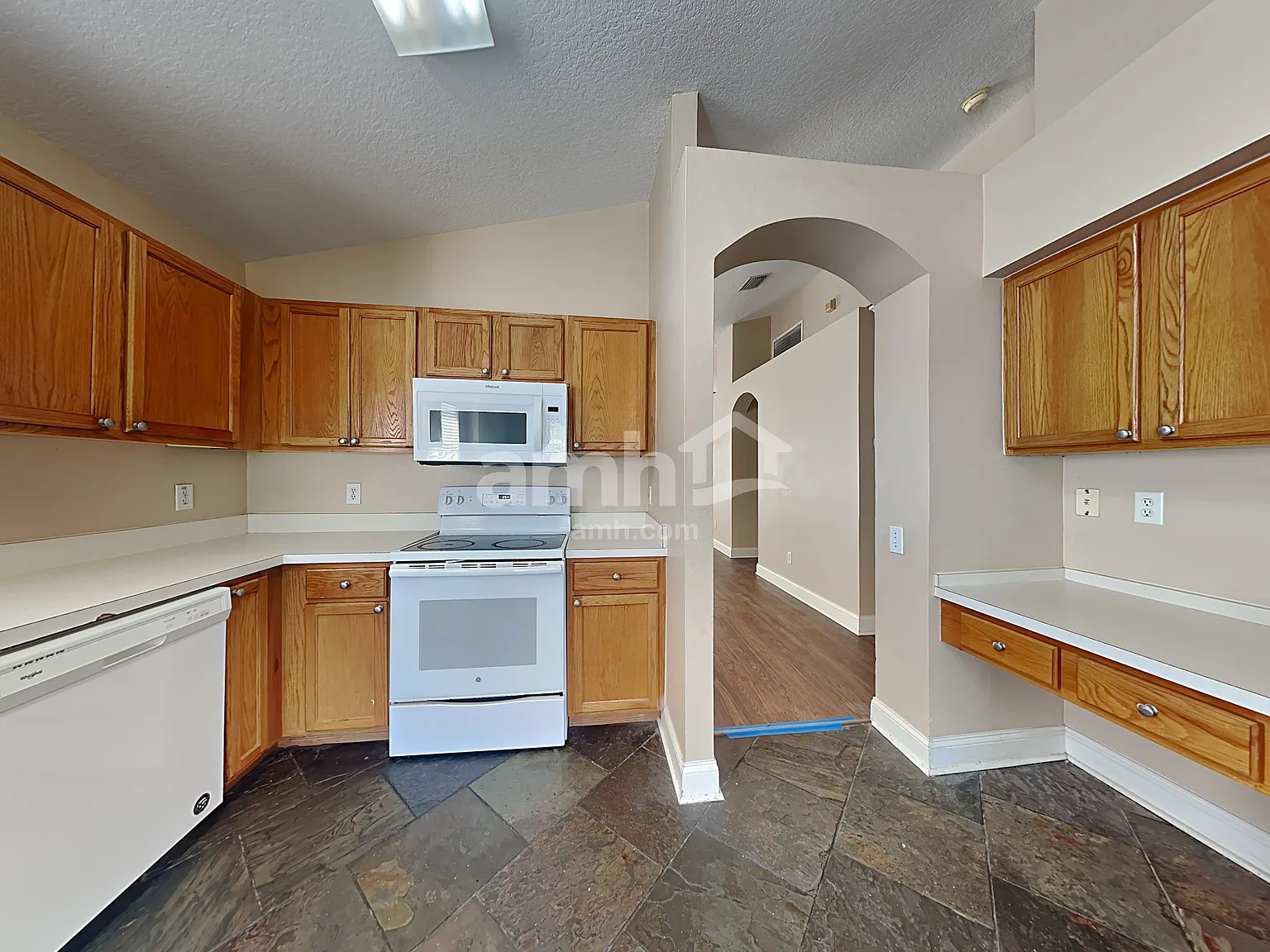 4 bed, 2.0 bath, 1938 sqft, $2,355 — Photo 3