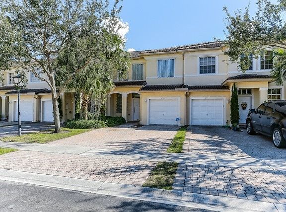 3rd image of 2739 SW 84th Ter #104