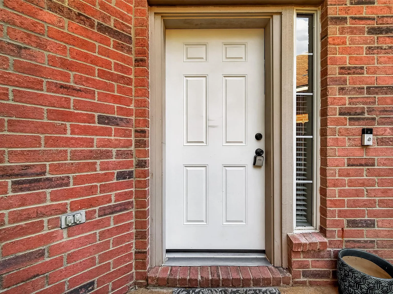 4 bed, 2.5 bath, 2243 sqft, $2,500 — Photo 2