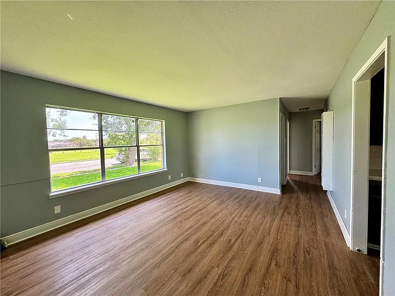 5825 Hugo Dr — Photo 3
