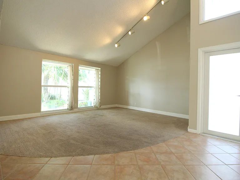 8321 SW 39th Ct — Photo 7