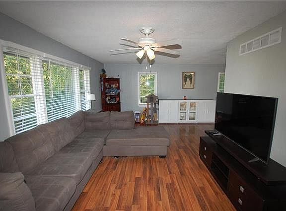 3rd image of 2601 Yates St