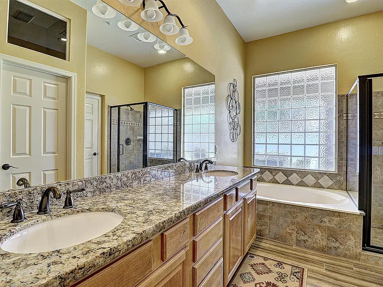Master bath, 2 sinks, tub, shower