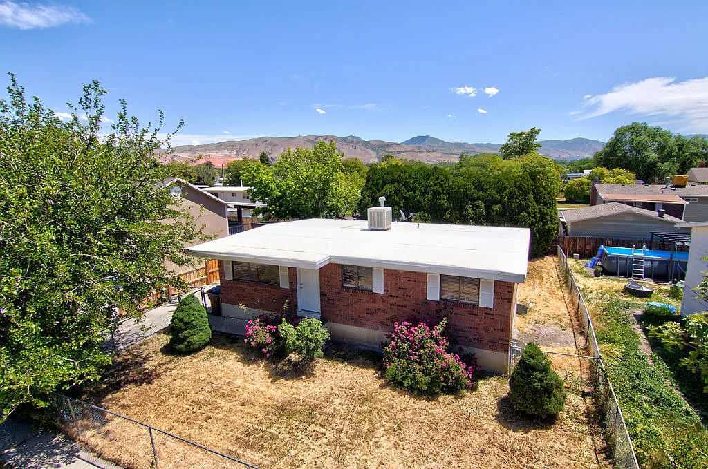 5 bed, 1900 sqft, $1,500 — Photo 1