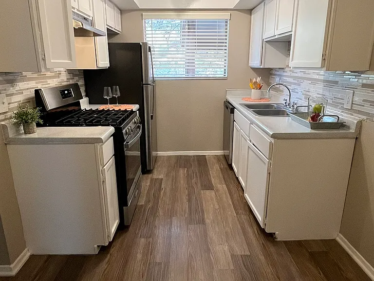 Sand Pebble Apartments — Photo 33